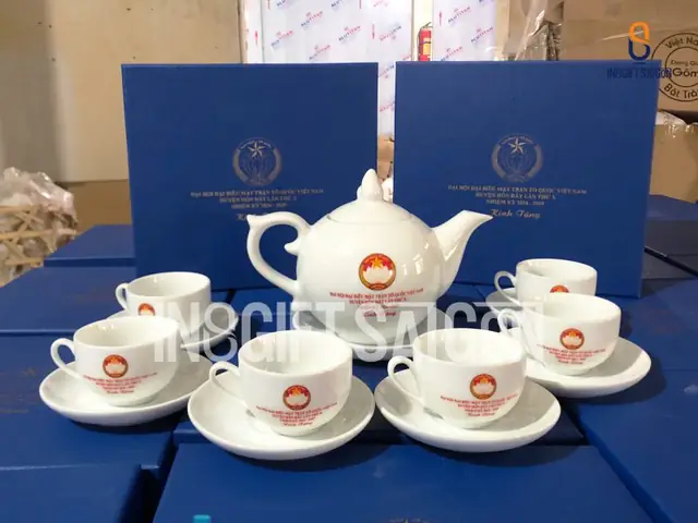 Bộ ấm trà gốm sứ: