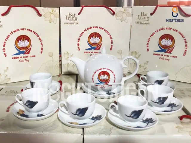 Bộ ấm trà gốm sứ: