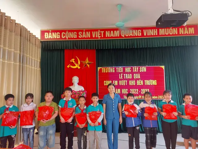 Cẩm nang tặng quà cho học sinh có hoàn cảnh khó khăn Cẩm nang tặng quà cho học sinh có hoàn cảnh khó khăn