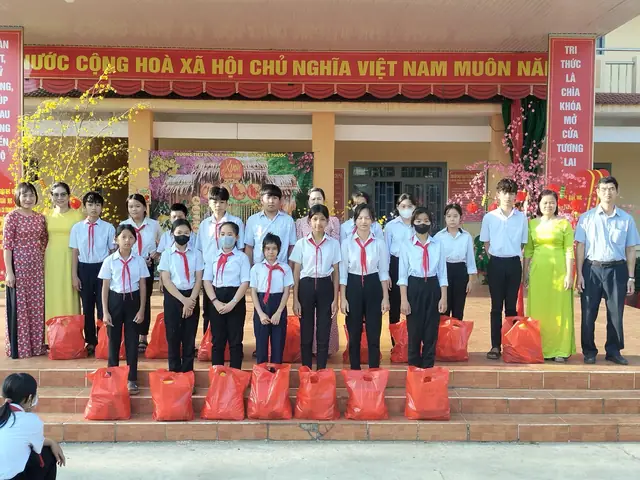 Làm thế nào để tặng quà Tết ý nghĩa cho học sinh nghèo?
