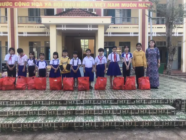 Làm thế nào để tặng quà Tết ý nghĩa cho học sinh nghèo?