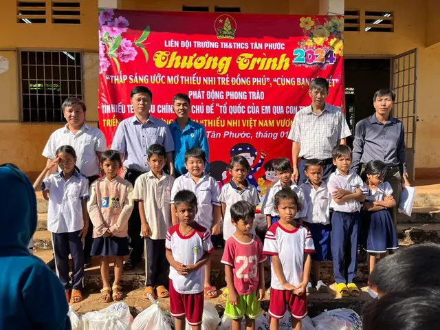 Làm thế nào để tặng quà Tết ý nghĩa cho học sinh nghèo?