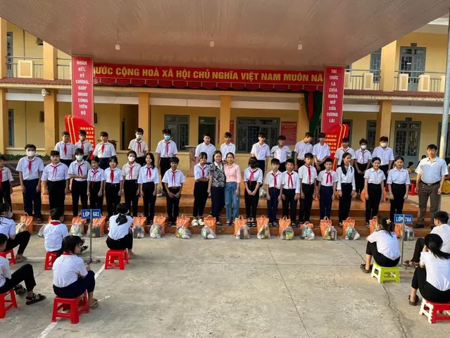 Làm thế nào để tặng quà Tết ý nghĩa cho học sinh nghèo?