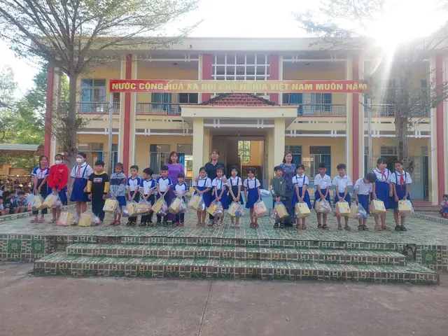 Làm thế nào để tặng quà Tết ý nghĩa cho học sinh nghèo?