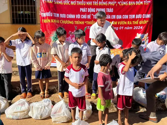 Làm thế nào để tặng quà Tết ý nghĩa cho học sinh nghèo?