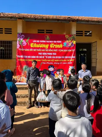 Làm thế nào để tặng quà Tết ý nghĩa cho học sinh nghèo?