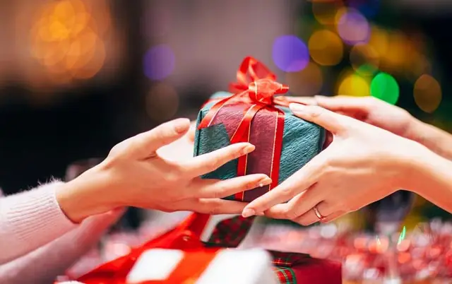 Tặng quà cho mẹ của bạn trai: Chọn gì để ghi điểm?