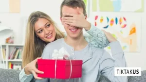 Tặng quà cho người mình thích: Làm sao để ghi điểm tinh tế?