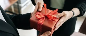 Tặng Quà Gì Cho Khách Hàng Nữ: Gợi Ý Quà Tặng Tinh Tế & Ý Nghĩa