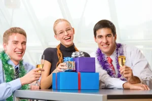 Gợi ý tặng quà kỷ niệm cho đồng nghiệp ý nghĩa và tinh tế