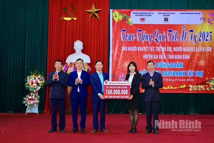 Tặng quà Tết Nguyên đán: Nên chọn gì và gửi gắm ý nghĩa ra sao?