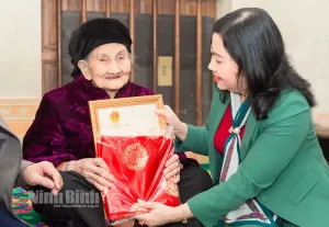 Tặng quà Tết Nguyên đán: Nên chọn gì và gửi gắm ý nghĩa ra sao?