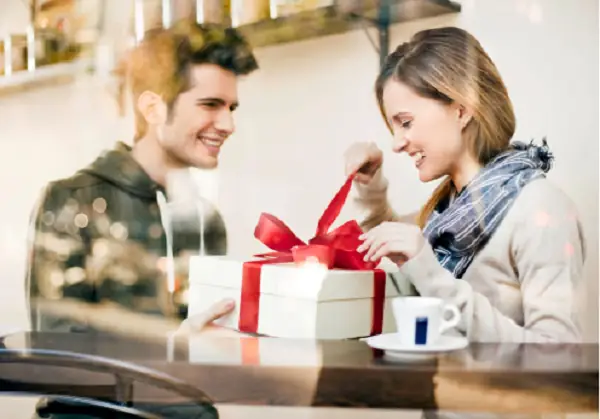 Tặng quà Noel cho bạn gái mới quen: Nên chọn gì để gây ấn tượng?