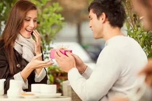 Tặng quà Noel cho bạn gái mới quen: Nên chọn gì để gây ấn tượng?
