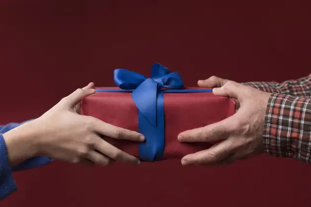 Tặng quà sinh nhật cho bạn là con trai: Chọn gì ý nghĩa?