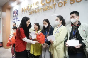 Tặng Quà Tết Cho Trẻ Em Nghèo: Hướng Dẫn Từ Tâm Để Lan Tỏa Yêu Thương
