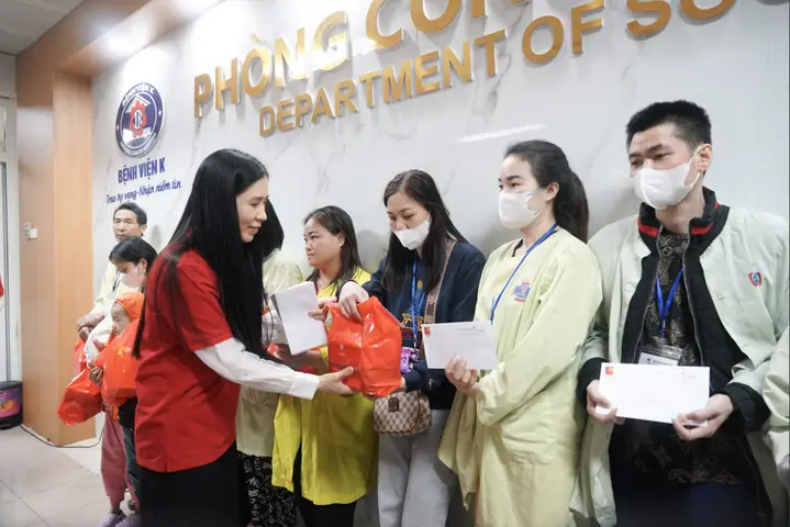 Tặng Quà Tết Cho Trẻ Em Nghèo: Hướng Dẫn Từ Tâm Để Lan Tỏa Yêu Thương
