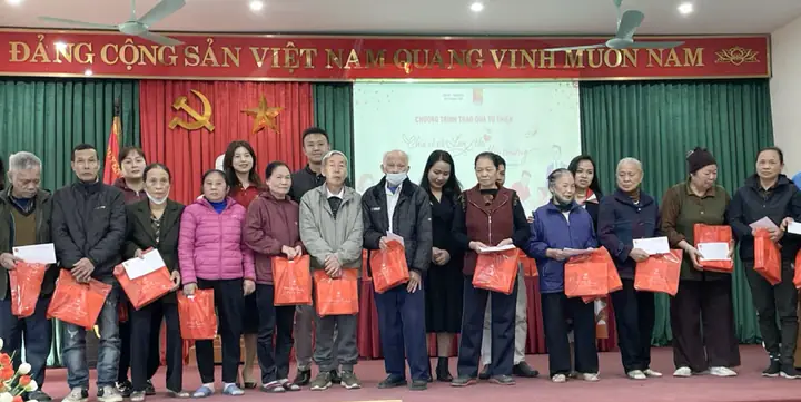 Tặng Quà Tết Cho Trẻ Em Nghèo: Hướng Dẫn Từ Tâm Để Lan Tỏa Yêu Thương