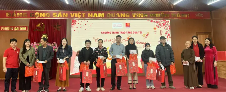Tặng Quà Tết Cho Trẻ Em Nghèo: Hướng Dẫn Từ Tâm Để Lan Tỏa Yêu Thương