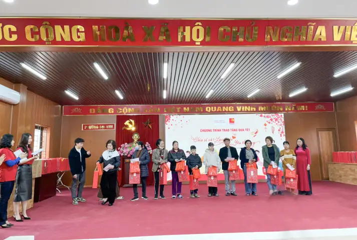 Tặng Quà Tết Cho Trẻ Em Nghèo: Hướng Dẫn Từ Tâm Để Lan Tỏa Yêu Thương