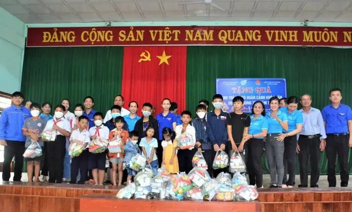 Tặng quà Trung thu cho trẻ em nghèo: Hướng dẫn chi tiết và ý nghĩa