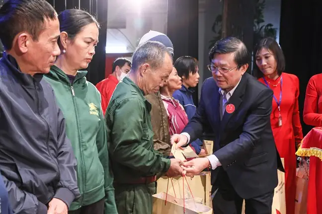 Thăm tặng quà Tết cho người nghèo: Ý nghĩa và cách thực hiện
