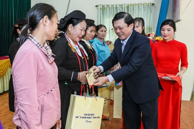 Thăm tặng quà Tết cho người nghèo: Ý nghĩa và cách thực hiện