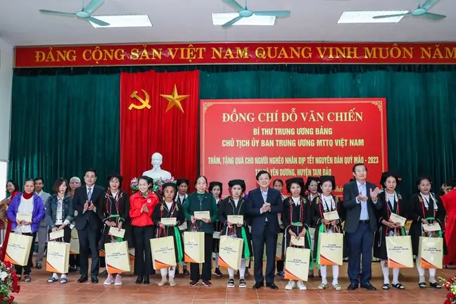 Thăm tặng quà Tết cho người nghèo: Ý nghĩa và cách thực hiện