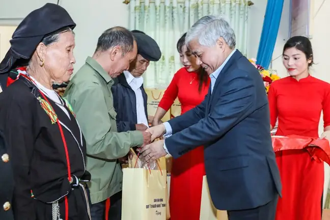 Thăm tặng quà Tết cho người nghèo: Ý nghĩa và cách thực hiện