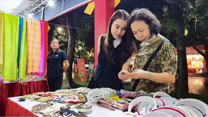 Khám phá Thế Giới Quà Tặng Hà Nội: Hướng Dẫn Chọn Lựa Độc Đáo