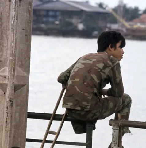 Khám Phá Thế Giới Thơ Nguyễn Mở Hộp Quà: Sức Hút Và Ý Nghĩa Phía Sau