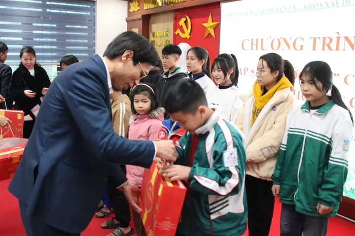 Trao quà cho học sinh nghèo vượt khó: Hướng dẫn và giá trị nhân văn
