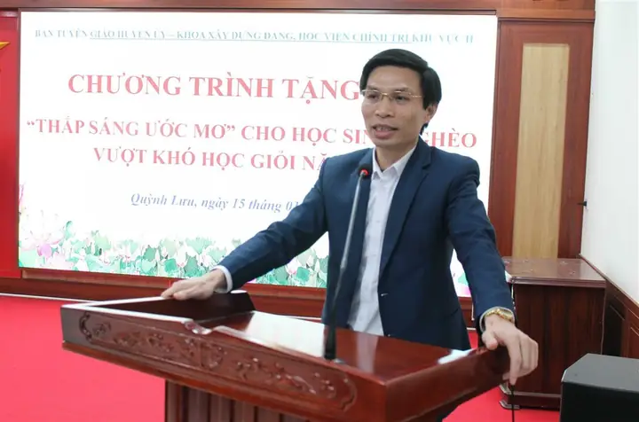 Trao quà cho học sinh nghèo vượt khó: Hướng dẫn và giá trị nhân văn