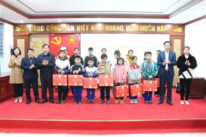 Trao quà cho học sinh nghèo vượt khó: Hướng dẫn và giá trị nhân văn