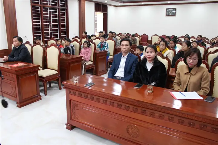 Trao quà cho học sinh nghèo vượt khó: Hướng dẫn và giá trị nhân văn