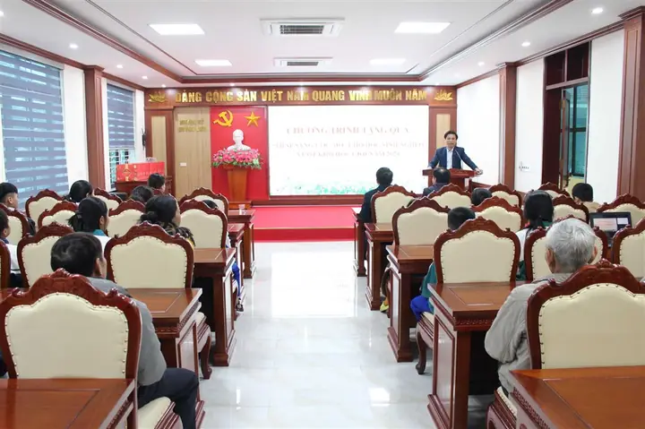 Trao quà cho học sinh nghèo vượt khó: Hướng dẫn và giá trị nhân văn