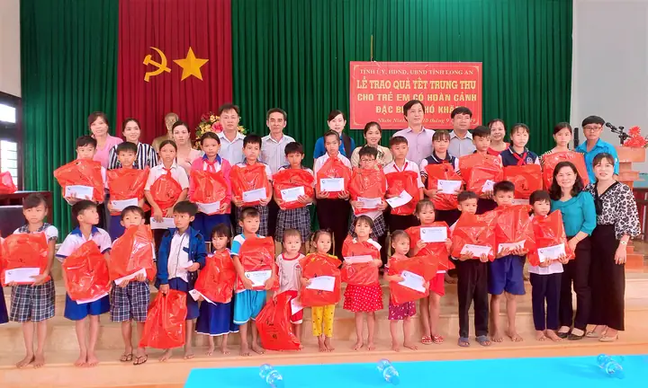 Trao Quà Trung Thu Cho Trẻ Em Nghèo: Ý Nghĩa & Cách Thức