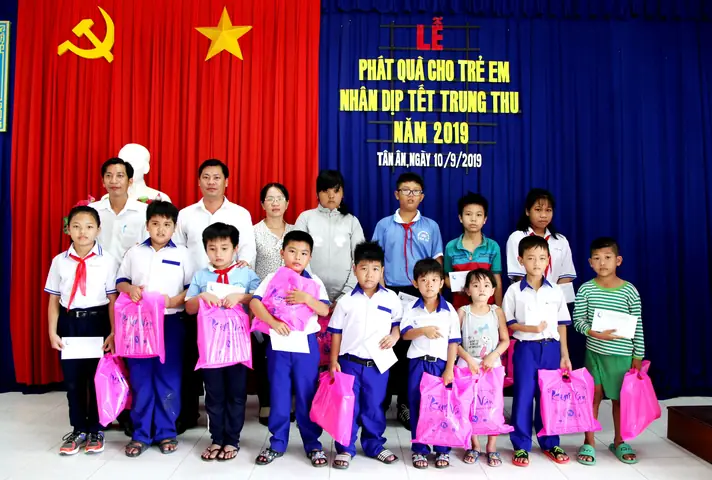 Trao Quà Trung Thu Cho Trẻ Em Nghèo: Ý Nghĩa & Cách Thức