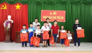 Trao Quà Trung Thu Cho Trẻ Em Nghèo: Ý Nghĩa & Cách Thức
