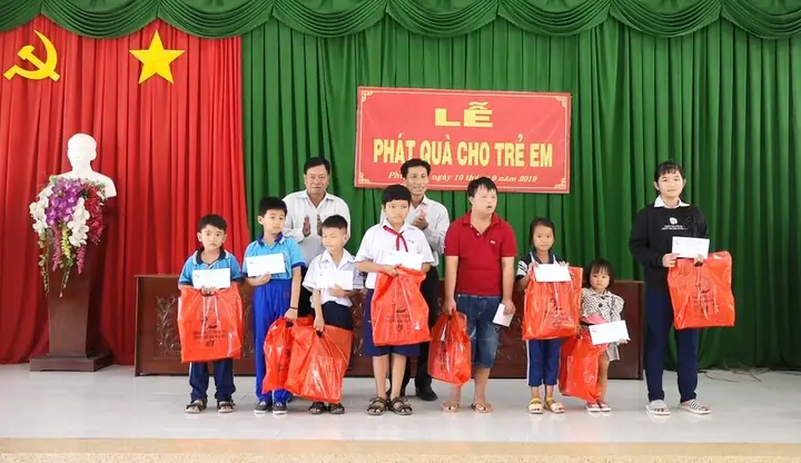 Trao Quà Trung Thu Cho Trẻ Em Nghèo: Ý Nghĩa & Cách Thức