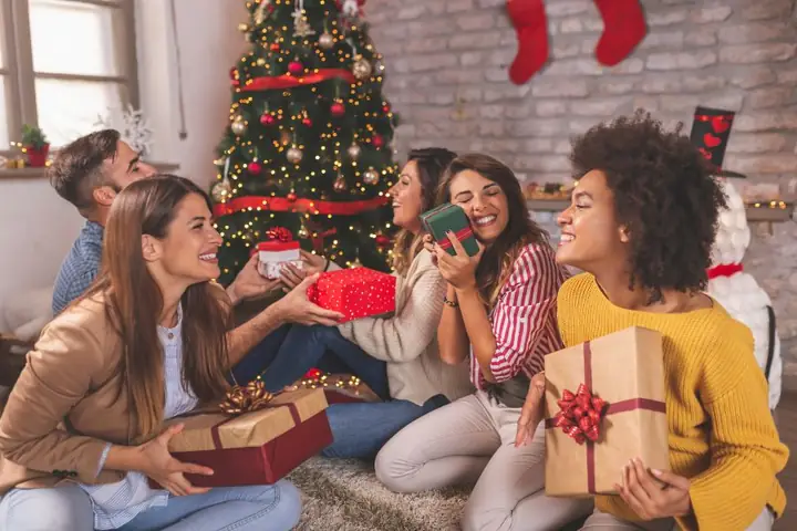 Gợi Ý Trò Chơi Đổi Quà Giáng Sinh Độc Đáo Để Bữa Tiệc Thêm Hấp Dẫn