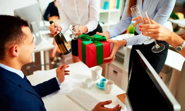 Tư Vấn Mua Quà Tặng Sếp: Hướng Dẫn Chọn Quà Tinh Tế Nhất