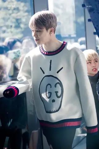V Tặng Gì Cho Jungkook? Tổng Hợp Các Món Quà Ý Nghĩa