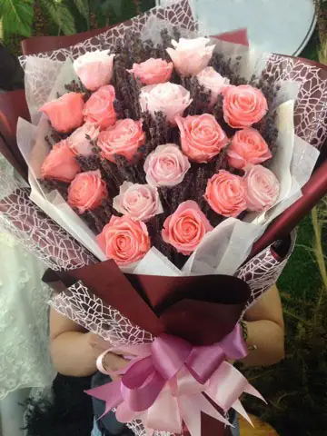 Valentine Ai Phải Tặng Quà? Giải Đáp Chi Tiết Phong Tục Ngày Lễ Tình Nhân