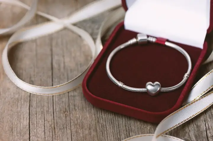 Valentine tặng quà cho bạn thân: Gợi ý các món quà ý nghĩa