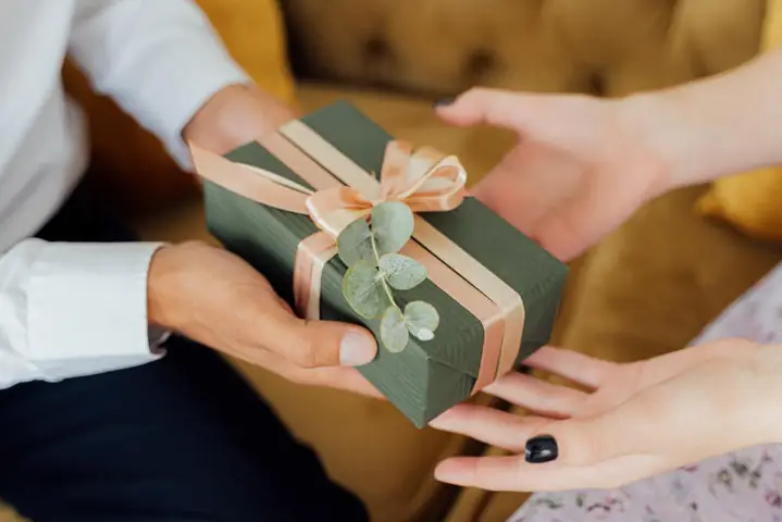 Văn hóa Tặng quà của Người Mỹ: Cẩm nang toàn diện về quy tắc & ý nghĩa