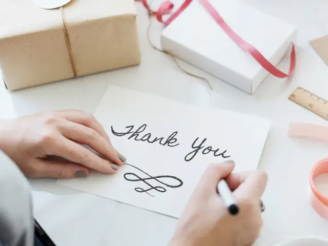 Văn hóa Tặng quà của Người Mỹ: Cẩm nang toàn diện về quy tắc & ý nghĩa