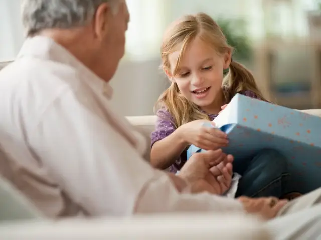 Văn hóa Tặng quà của Người Mỹ: Cẩm nang toàn diện về quy tắc & ý nghĩa