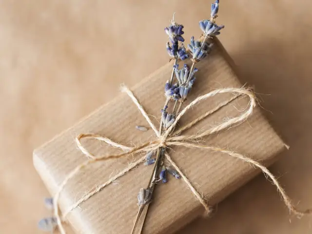 Văn hóa Tặng quà của Người Mỹ: Cẩm nang toàn diện về quy tắc & ý nghĩa