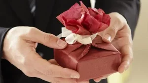 Giải mã Văn hóa Tặng quà Hàn Quốc: Từ ý nghĩa đến kiêng kỵ
